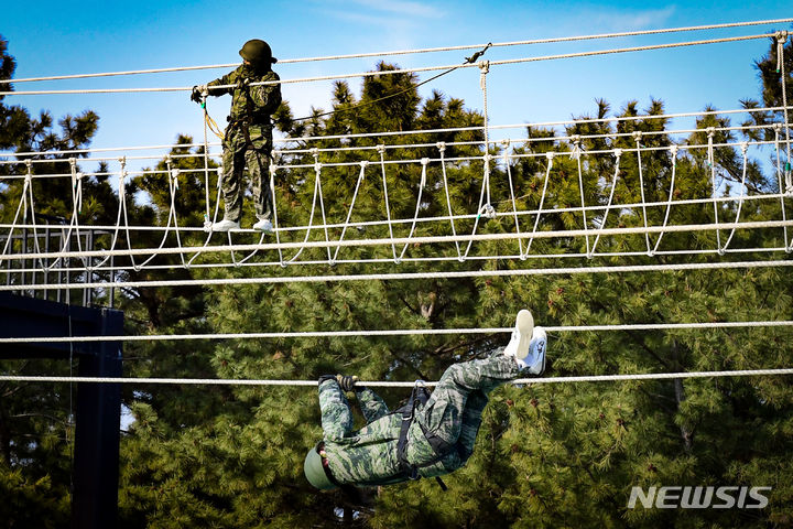 [포항=뉴시스] 안병철 기자 = 해병대 캠프 참가자들이 유격기초훈련 중 도하훈련을 하고 있다. (사진=해병대1사단 제공) 2024.01.14. photo@newsis.com