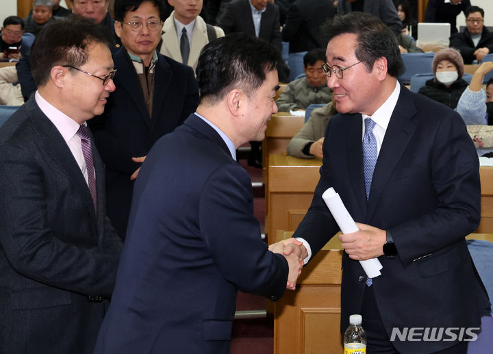 [서울=뉴시스] 이영환 기자 = 더불어민주당을 탈당하고 신당 창당을 추진중인 이낙연 전 대표가 14일 오전 서울 여의도 국회 의원회관에서 열린 미래대연합(가칭) 창당준비위원회 출범식에서 김종민, 정태근 공동창당준비위원장과 인사를 나누고 있다.  2024.01.14. 20hwan@newsis.com