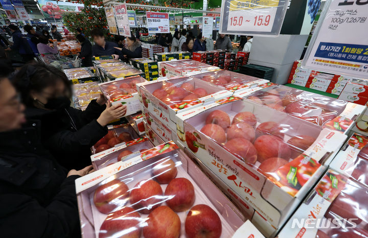 [서울=뉴시스] 홍효식 기자 = 정부와 여당이 설 장바구니 물가 부담을 완화하고자 정부의 성수품 할인 지원율을 20%에서 30%로 상향 조정하기로 밝힌 14일 오후 서울 시내 한 대형마트에서 시민들이 과일을 구매하고 있다. 2024.01.14. yesphoto@newsis.com