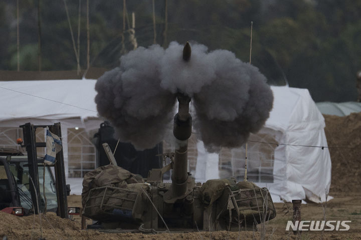 [가자지구=AP/뉴시스]지난 1월14일(현지시각) 이스라엘 남부 가자지구 인근에서 이스라엘군이 가자지구를 향해 자주포를 발사하고 있다.2024.03.04.