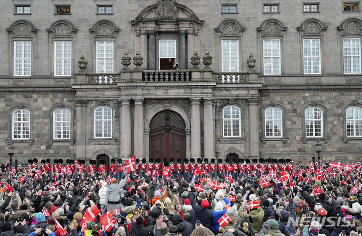 [코펜하겐=AP/뉴시스] 14일(현지시간) 덴마크 코펜하겐 크리스티안보르 궁전 앞에 프레데릭 10세 덴마크 국왕의 즉위식을 보기 위해 수천명의 인파가 모여 있다. 2024.01.15.