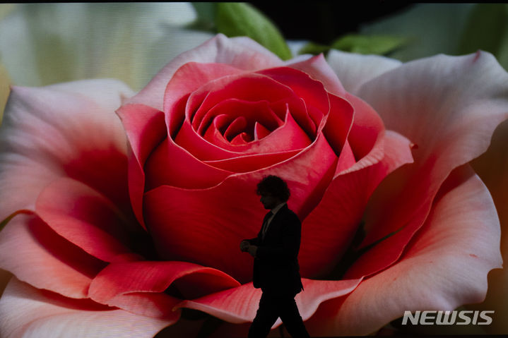 [다보스=AP/뉴시스]지난 몇 년 간 세계경제포럼(WEF·다보스포럼)에선 암호화폐 회사들이 거리를 장악했지만, 올해는 인공지능(AI)이 그 자리를 차지했다고 15일(현지시간) CNBC가 스위스 다보스의 현지 분위기를 전했다. 사진은&nbsp; 지난 14일 세계경제포럼(WEF) 행사장 내부에 미디어 아티스트 레픽 아나돌이 인공지능으로 만든 꽃 그림이 스크린에 떠 있는 모습. 2024.1.16