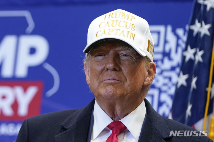 [인디애놀라(아이오와주)=AP/뉴시스]도널드 트럼프 전 대통령이 미국 대선 첫 번째 경선인 아이오와 코커스를 하루 앞둔 14일(현지시간) 아이오와주 인디애놀라의 심슨 컬리지에서 열린 유세에서 발언하고 있다. 2024.01.15.