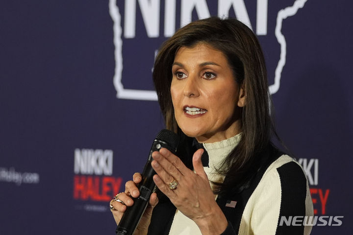 [에임스(아이오와주)=AP/뉴시스]공화당 대선 주자 중 하나인 니키 헤일리 전 유엔대사가 아이오와 코커스(당원대회) 전날인 14일(현지시간) 미 아이오와주 에임스의 한 식당에서 열린 유세에서 발언하고 있다. 2024.01.15.