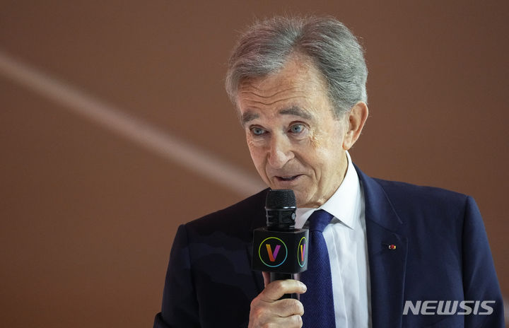 [파리=AP/뉴시스] 옥스팜이 15일 발표한 보고서에 따르면 세계 5대 부자의 부는 2020년 3월 이후 2배 이상 늘었다. 사진은 베라나르 아르노 LVMH 회장의 모습. 2024.01.15.