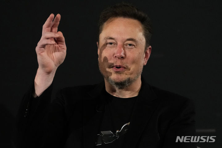 [런던=AP/뉴시스] 국제구호개발기구 옥스팜이 15일 발표한 보고서에 따르면 세계 5대 부자의 부는 2020년 3월 이후 2배 이상 늘었다. 사진은 자산이 가장 크게 증가한 일론 머스크 테슬라 최고경영자(CEO)의 모습. 2024.01.15.