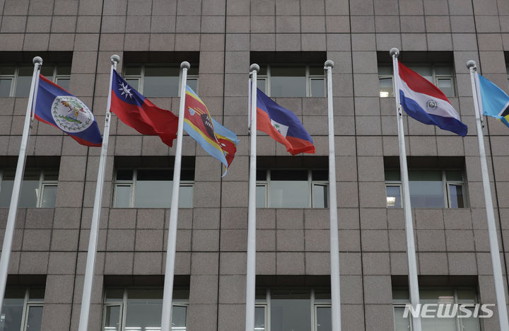 [타이베이=AP/뉴시스] 중국 기업이 태평양 섬나라 나우루의 경제 발전을 돕는 프로젝트를 수주했다고 중국 관영 신화통신이 전했다. 사진은 지난 15일 대만 타이베이의 대만 외교부 청사 앞 나우루 국기가 걸려있던 게양대(오른쪽에서 세번째)가 비어있는 모습. 2024.01.19.