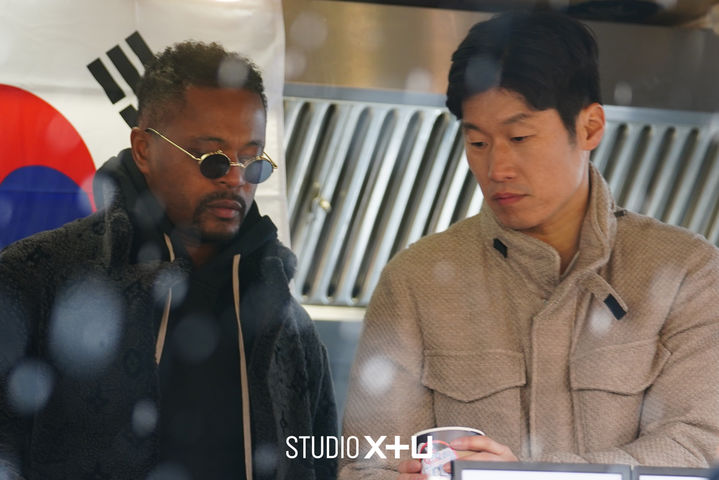 [서울=뉴시스] LG유플러스는 자사 콘텐츠 전문 스튜디오인 스튜디오(STUDIO) X+U가 스포츠 예능 '맨인유럽'을 공개하며 지난 10일 U+모바일tv, 지난 13일 채널A 등에 공개해 콘텐츠 라인업을 지속 확대한다고 15일 밝혔다. 사진은 맨인유럽 촬영 현장. (사진=LG유플러스 제공) *재판매 및 DB 금지