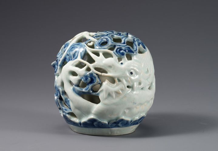 백자 청화 투각 구름 용무늬 연적. 국립중앙박물관 제공. *재판매 및 DB 금지