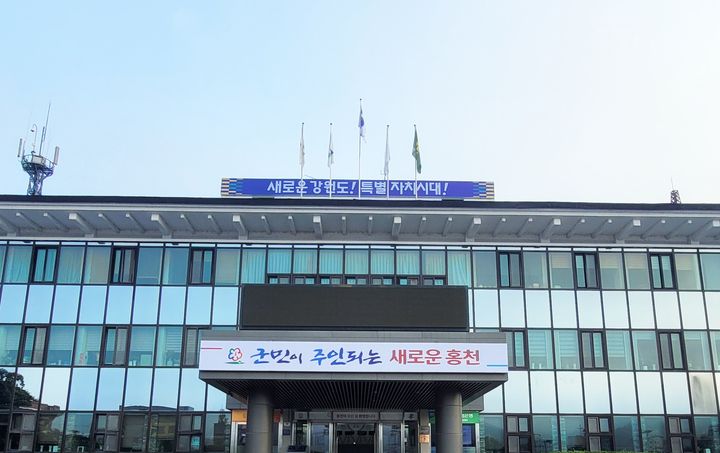 [홍천=뉴시스] 15일 홍천군(군수 신영재)은 건축 및 측량 관련 법령과 인허가 민원 처리 절차 관련, 주민 무료 상담 인허가 상담제도를 올해도 운영한다고 밝혔다.  *재판매 및 DB 금지