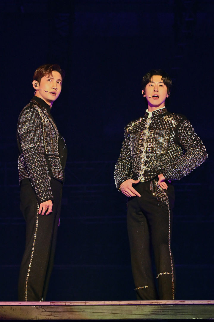 [서울=뉴시스] 한류듀오 '동방신기'의 '2024 동방신기 콘서트 [20&2] 인 홍콩(2024 TVXQ! CONCERT [20&2] IN HONG KONG)'. (사진=SM엔터테인먼트 제공) 2024.01.15. photo@newsis.com *재판매 및 DB 금지