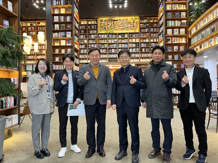 [울산=뉴시스] 박수지 기자 =울산시 동구가 전북 전주시를 찾아 '어린이 복합문화공간' 조성을 위한 선진지 견학을 진행하고 있다. (사진=동구 제공) 2024.01.15. photo@newsis.com *재판매 및 DB 금지