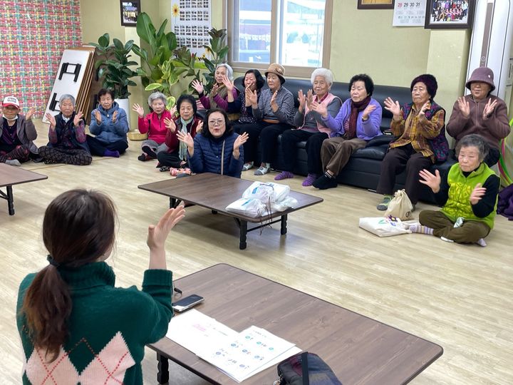 [계룡=뉴시스]계룡시는 오는 31일까지 관내 21개 경로당을 방문해 어르신 치매 인지선별검사를 실시한다. 엄사면 도곡1리 경로당에서 치매 인지선별검사를 벌이고 있는 모습. (사진=계룡시 제공). 2024. 01. 15 *재판매 및 DB 금지