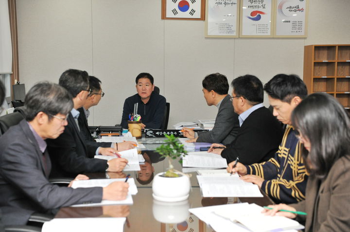 [홍성=뉴시스] 도중선 예산부군수가 업무보고를 받고 있다. *재판매 및 DB 금지