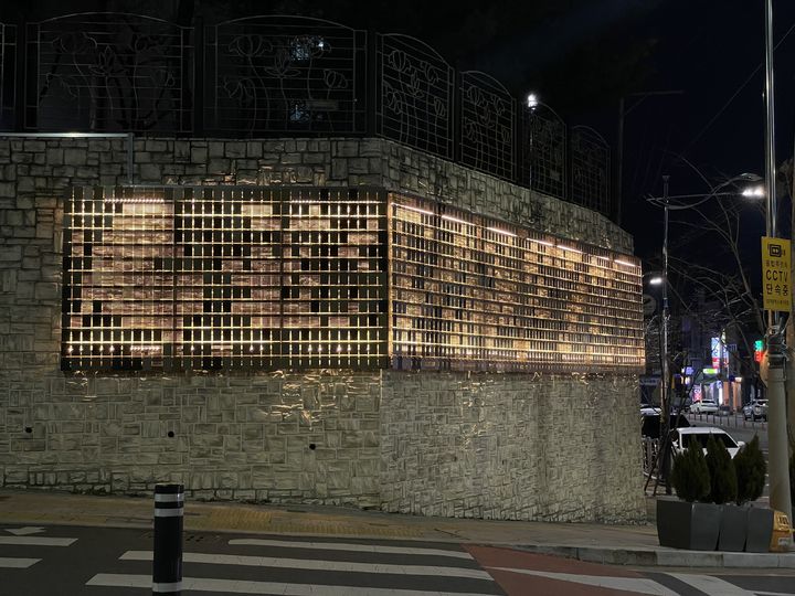 [대구=뉴시스] '키네틱예술' 기법이 도입된 대구 북구 대현동 아파트 담장 모습. (사진=대구시 북구 제공) 2024.01.15. photo@newsis.com *재판매 및 DB 금지