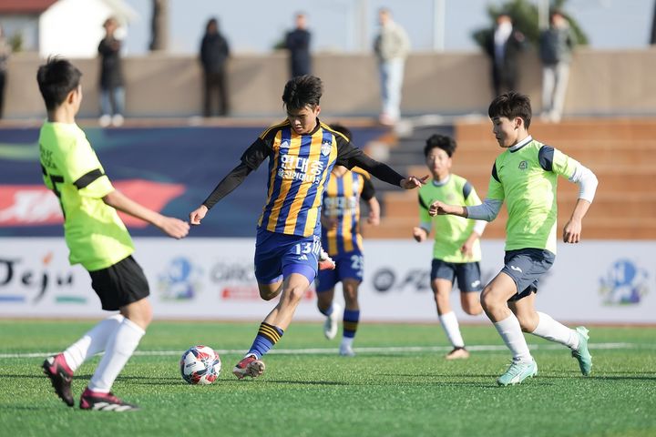 [제주=뉴시스] 2024년 넥슨 유소년 축구 동계훈련 지원 프로그램 '제3회 그라운드N 스토브리그 in 제주'.(사진=넥슨) photo@newsis.com *재판매 및 DB 금지