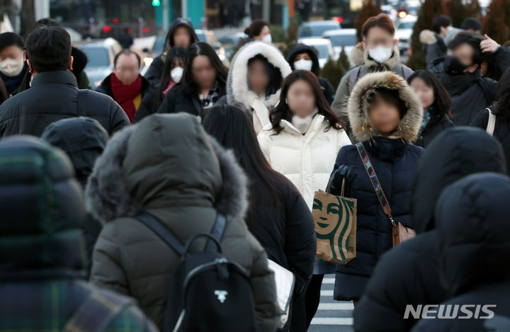 [서울=뉴시스] 조성우 기자 = 영하권 추운 날씨를 보인 15일 오전 서울 종로구 세종대로 인근에서 시민들이 이동하고 있다. 2024.01.15. xconfind@newsis.com