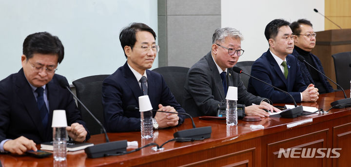 [서울=뉴시스] 고범준 기자 = 조응천 미래대연합 공동 창당준비위원장이 15일 오전 서울 여의도 국회 의원회관에서 열린 미래대연합(가칭) 창당준비위원회 제1차 확대운영회의에서 발언하고 있다. 왼쪽부터 박원석, 이원욱, 조응천, 김종민, 정태근 의원. 2024.01.15. bjko@newsis.com