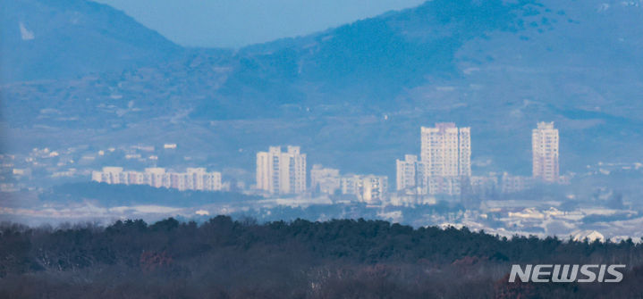 [파주=뉴시스] 정병혁 기자 = 지난 1월 경기 파주시 접경지역에서 바라본 개성공단과 개성시내 일대. 2024.10.05 jhope@newsis.com