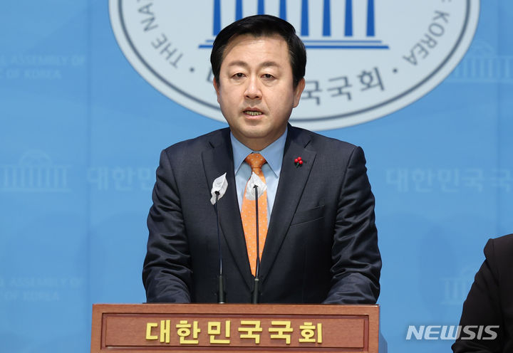 [서울=뉴시스] 추상철 기자 = 김용남 개혁신당 정책위의장이 6일 오후 서울 여의도 국회에서 이준석 개혁신당 대표, 양향자 원내대표와 함께 '개혁신당 릴레이 정책 발표' 기자회견을 하고 있다. 2024.02.06. scchoo@newsis.com