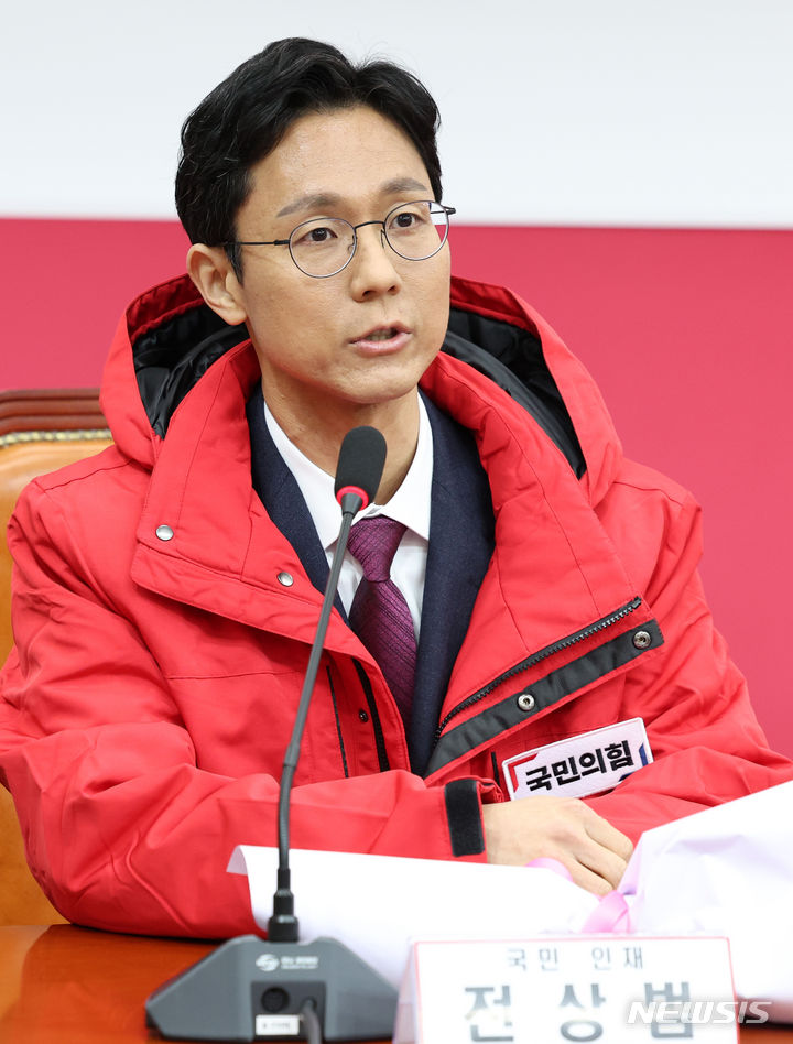 [서울=뉴시스] 이영환 기자 = 전상범 전 의정부지방법원 부장판사가 15일 오전 서울 여의도 국회에서 열린 국민인재영입 환영식에서 인사말을 하고 있다. 2024.01.15. 20hwan@newsis.com