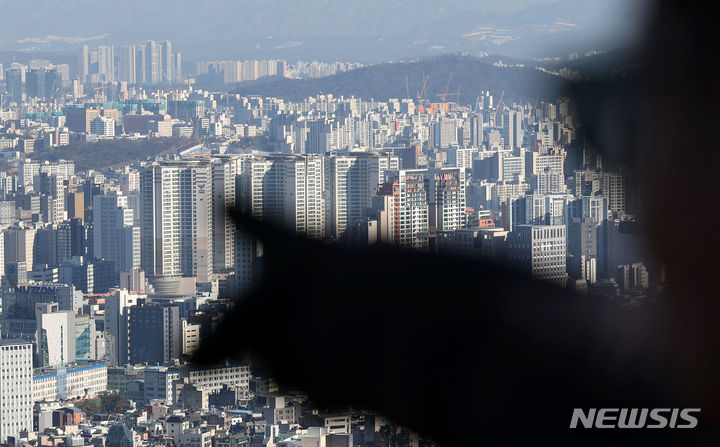 [서울=뉴시스] 홍효식 기자 = 서울 중구 남산에서 바라본 아파트 모습.  2024.01.15. yesphoto@newsis.com