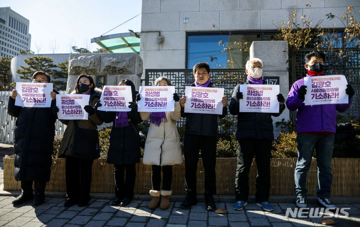 [서울=뉴시스] 정병혁 기자 = 이태원 참사 유가족협의회 관계자들이 15일 서울 서초구 대검찰청 앞에서 이태원 참사 책임자 검찰 수사심의위원회에 앞서 기자회견을 하고 있다. 2024.01.15. jhope@newsis.com