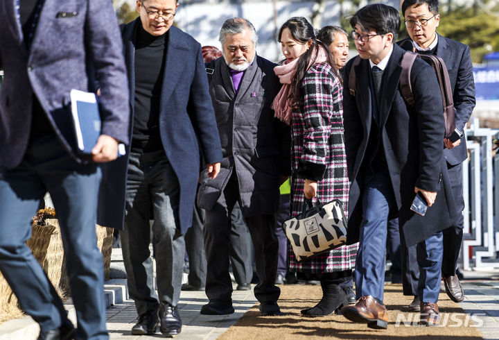 [서울=뉴시스] 정병혁 기자 = 이정민 이태원 참사 유가족협의회 운영위원장이 15일 서울 서초구 대검찰청에서 열린 이태원 참사 책임자 검찰 수사심의위원회에 참석하기 위해 이동하고 있다. 2024.01.15. jhope@newsis.com