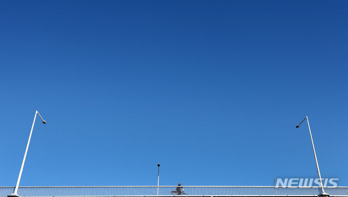 [대구=뉴시스] 이무열 기자 = 맑은 날씨를 보인 15일 대구 북구 금호강 하중도에서 바라본 하늘이 파랗게 보이고 있다. 2024.01.15. lmy@newsis.com