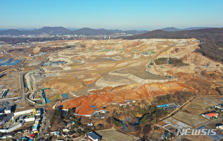 [용인=뉴시스] 김종택 기자 = 정부가 반도체 메가클러스터 조성을 본격 지원하기 위한 전력 ·용수 등 인프라 적기 공급 계획을 15일 발표했다. 2047년까지 622조원의 민간투자를 통해 총 16개의 신규 팹(공장)이 신설될 예정이다. 사진은 이날 반도체 클러스터 조성사업이 진행중인 용인시 원삼면 일대 모습. 2024.01.15. jtk@newsis.com