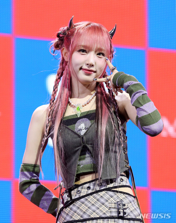 [서울=뉴시스] 김혜진 기자 = 가수 최예나가 15일 오후 서울 광진구 예스24라이브홀에서 열린 세 번째 미니 앨범 '굿모닝(GOOD MORNING)' 발매 기념 쇼케이스에서 포즈를 취하고 있다. 2024.01.15. jini@newsis.com