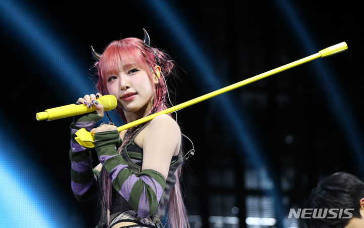 [서울=뉴시스] 김혜진 기자 = 가수 최예나가 15일 오후 서울 광진구 예스24라이브홀에서 열린 세 번째 미니 앨범 '굿모닝(GOOD MORNING)' 발매 기념 쇼케이스에서 무대를 선보이고고 있다. 2024.01.15. jini@newsis.com