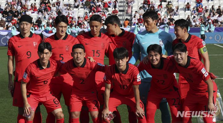 [도하(카타르)=뉴시스] 김근수 기자 = 대한민국 축구 대표팀 선수들이 15일 (현지시각) 카타르 도하 자심 빈 하마드 스타디움에서 열린 2023 아시아축구연맹(AFC) 카타르 아시안컵 E조 조별리그 1차전 대한민국과 바레인의 경기 시작전 기념촬영을 하고 있다. 2024.01.15. ks@newsis.com