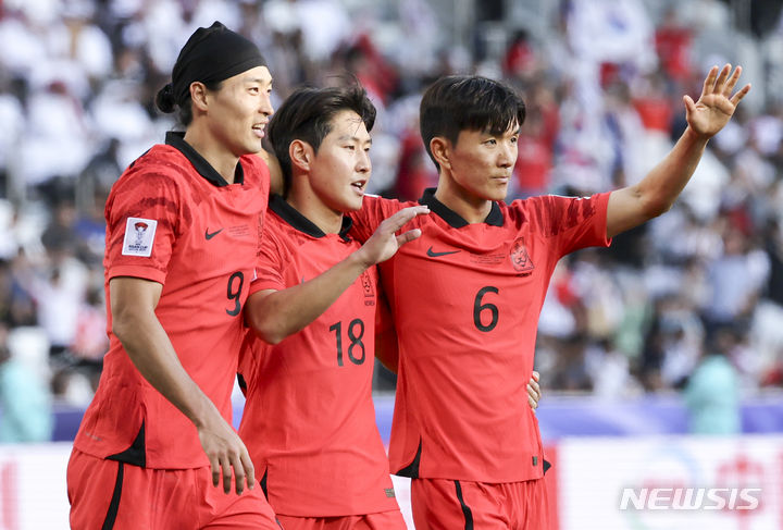 [도하(카타르)=뉴시스] 김근수 기자 = 15일 (현지시각) 카타르 도하 자심 빈 하마드 스타디움에서 열린 2023 아시아축구연맹(AFC) 카타르 아시안컵 E조 조별리그 1차전 대한민국과 바레인의 경기, 후반 이강인이 추가골을 넣은 뒤 조규성, 황인범과 기뻐하고 있다. 2024.01.15. ks@newsis.com
