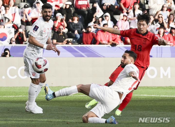 [도하(카타르)=뉴시스] 김근수 기자 = 15일 (현지시각) 카타르 도하 자심 빈 하마드 스타디움에서 열린 2023 아시아축구연맹(AFC) 카타르 아시안컵 E조 조별리그 1차전 대한민국과 바레인의 경기, 후반 이강인이 슛을 하고 있다. 2024.01.15. ks@newsis.com