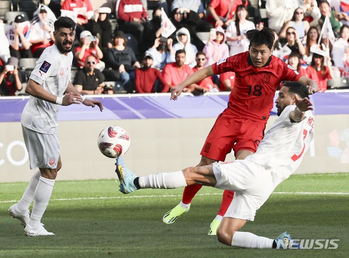 [도하(카타르)=뉴시스] 김근수 기자 = 15일 (현지시각) 카타르 도하 자심 빈 하마드 스타디움에서 열린 2023 아시아축구연맹(AFC) 카타르 아시안컵 E조 조별리그 1차전 대한민국과 바레인의 경기, 후반 이강인이 슛을 하고 있다. 2024.01.15. ks@newsis.com