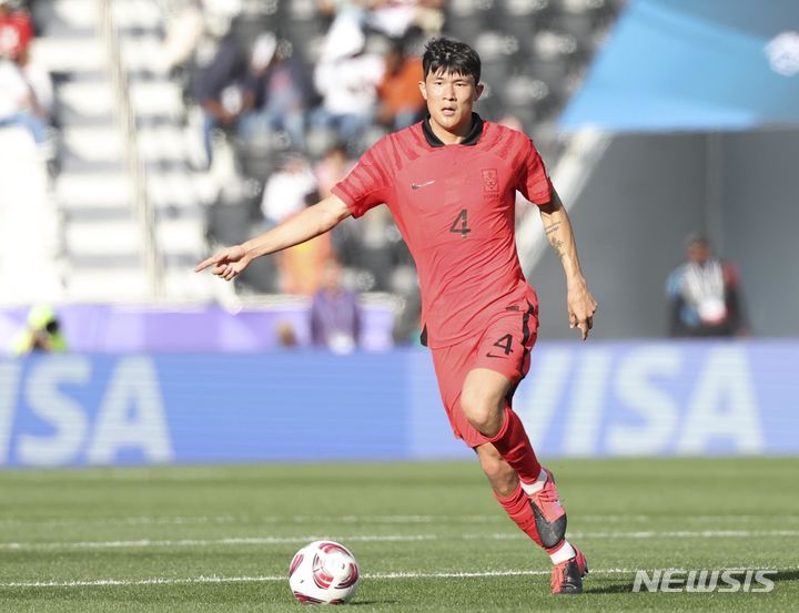 [도하(카타르)=뉴시스] 김근수 기자 = 15일 (현지시각) 카타르 도하 자심 빈 하마드 스타디움에서 열린 2023 아시아축구연맹(AFC) 카타르 아시안컵 E조 조별리그 1차전 대한민국과 바레인의 경기 시작 전반, 김민재가 패스를 시도하고 있다. 2024.01.15. ks@newsis.com