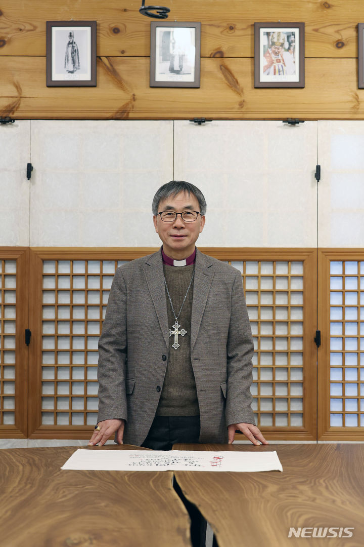 [서울=뉴시스] 박진희 기자 = 대한성공회 서울교구장 이경호 베드로 주교가 지난 15일 서울 중구 대한성공회 주교관에서 뉴시스와 인터뷰 하고 있다. 2024.01.20. pak7130@newsis.com