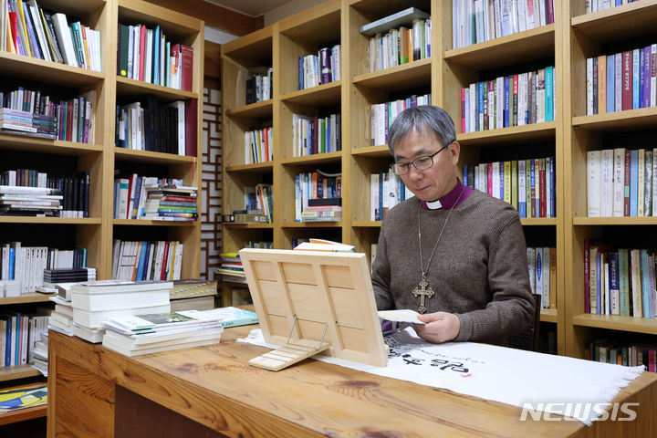 [서울=뉴시스] 박진희 기자 = 대한성공회 서울교구장 이경호 베드로 주교가 지난 15일 서울 중구 대한성공회 주교관에서 뉴시스와 인터뷰 하고 있다. 2024.01.20. pak7130@newsis.com