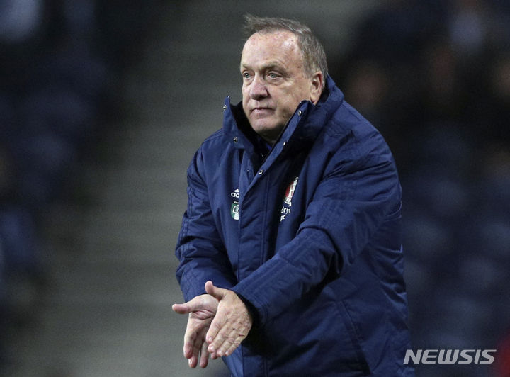 [퀴라소=AP/뉴시스] 딕 아드보카트 감독이 15일(현지시각) 오는 6월에 열리는 2026 국제축구연맹(FIFA) 북중미 월드컵 지역 예선을 앞두고 중남미 네덜란드령 퀴라소 자치 국가의 축구 대표팀 감독으로 선임됐다. 사진은 아드보카트 당시 페예노르트 감독이 2019년 12월 12일 포르투갈에서 열린 FC포르투와의 유로파리그 조별 리그 경기를 지휘하는 모습. 2024.01.16.