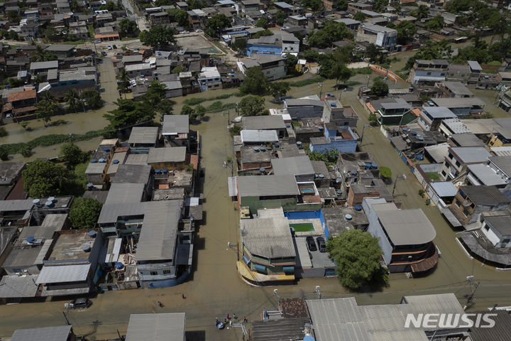 [AP/뉴시스] 브라질 리우데자네이루주의 베우포르드 호슈 시내가 1월 15일 침수된 상태로 구조작업을 기다리고 있다. 2024. 01. 16. 
