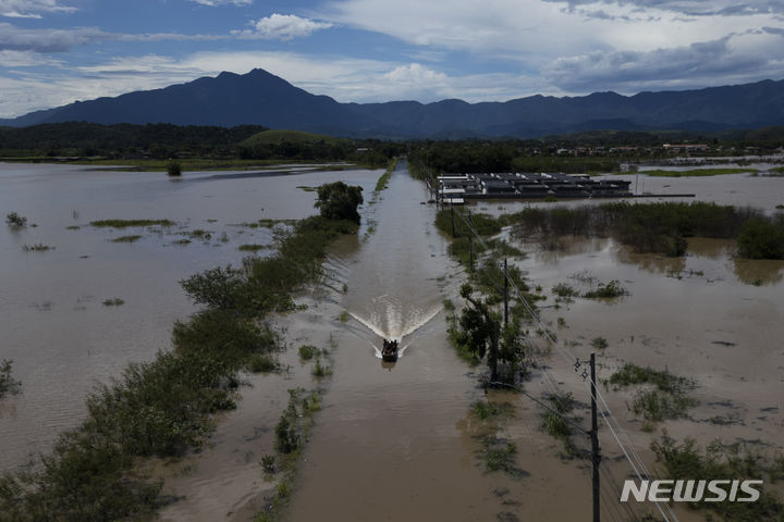 [ 두케 데 카시아스(브라질)= AP/뉴시스] 브라질 리우데자네이루 주의 홍수로 주민들이 침수된 도로 위로 모터보트를 타고 대피하고 있다. 2024. 01. 16.&nbsp; 