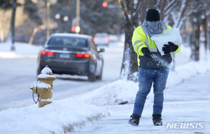 "개 발에 상처 날라"…아파트 주민, 제설제 사용 놓고 갈등