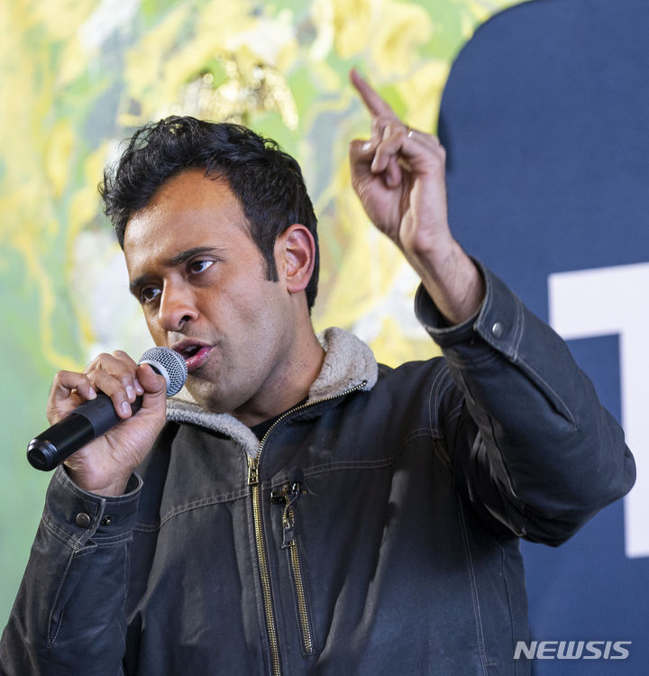 [시더래피즈=AP/뉴시스] 미국 공화당 대통령 선거 경선 후보 비벡 라마스와미가 15일(현지시간) 아이오와주 시더대피즈에서 열린 유세장에서 군중에게 연설하고 있다. 2024.01.16.