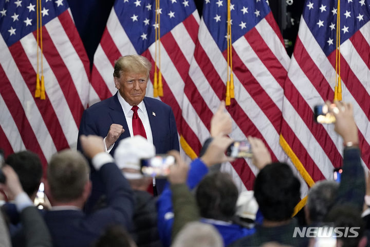 [아이오와주=AP/뉴시스] 도널드 트럼프 전 미국 대통령이 15일(현지시간) 미국 아이오와주에서 열린 공화당 코커스(전당대회)에서 승리를 확정한 뒤 주먹을 쥐고 있다. 2024.01.16.