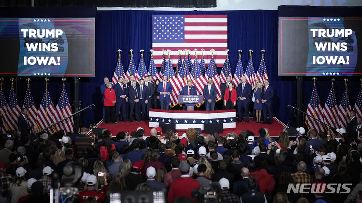 [아이오와주=AP/뉴시스] 도널드 트럼프 전 미국 대통령이 15일(현지시간) 미국 아이오와주에서 열린 공화당 코커스(전당대회)에서 승리를 확정한 뒤 연설하고 있다. 2024.01.16.