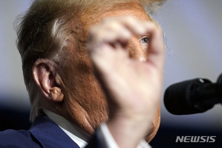 [아이오와주=AP/뉴시스] 도널드 트럼프 전 미국 대통령이 15일(현지시간) 미국 아이오와주에서 열린 공화당 코커스(전당대회)에서 승리를 확정한 뒤 연설하고 있다. 2024.01.16.