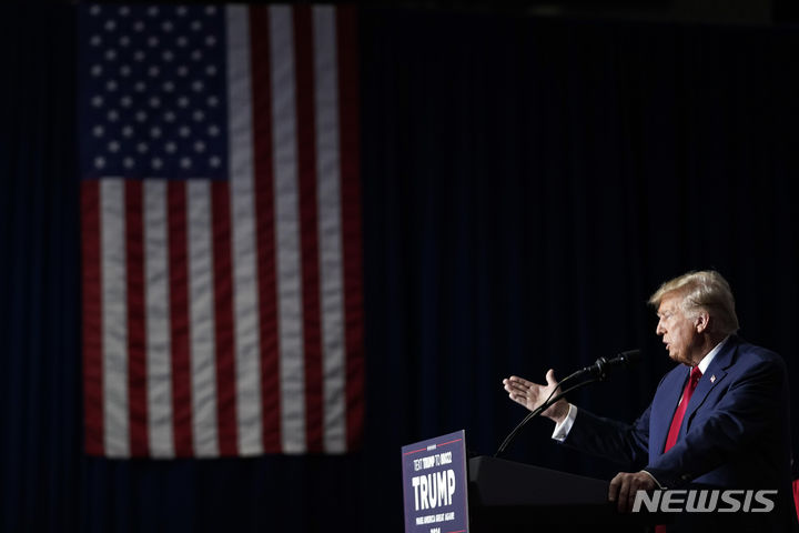 [아이오와주=AP/뉴시스] 도널드 트럼프 전 미국 대통령이 15일(현지시간) 미국 아이오와주에서 열린 공화당 코커스(전당대회)에서 승리를 확정한 뒤 연설하고 있다. 2024.01.16.
