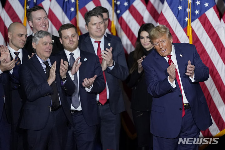 [아이오와주=AP/뉴시스] 도널드 트럼프 전 미국 대통령이 15일(현지시간) 미국 아이오와주에서 열린 공화당 코커스(전당대회)에서 승리를 확정한 뒤 박수를 치고 있다. 2024.01.16.