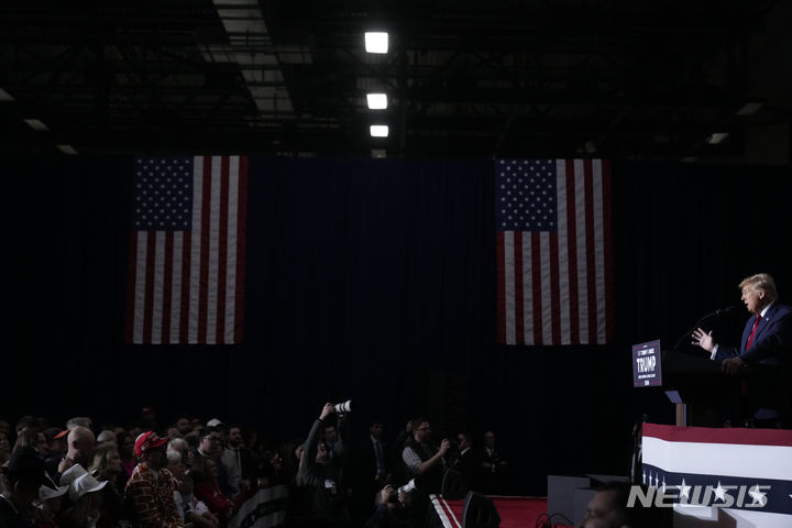[아이오와주=AP/뉴시스] 도널드 트럼프 전 미국 대통령이 15일(현지시간) 미국 아이오와주에서 열린 공화당 코커스(전당대회)에서 승리를 확정한 뒤 연설하고 있다. 2024.01.16.
